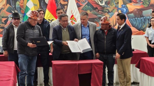 Los ministros del Gobierno y el secretario ejecutivo de  la COB, Mario Argollo, tras la firma del acuerdo