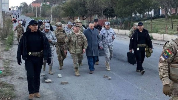 Operativo de desbloqueo hacia Río Abajo encabezado por el ministro de Defensa, Ernesto Justiniano. Foto: RRSS