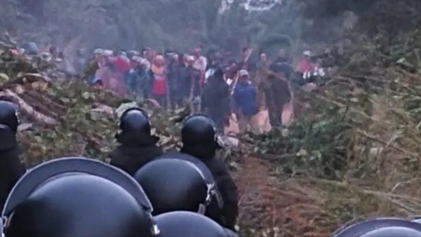 Policías frente a frente con los movilizados que tomaron el pozo petrolero. Foto: El Deber