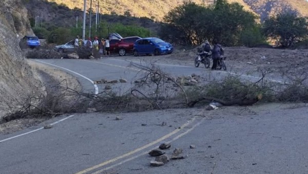 Punto de bloqueo en una de las carreteras de Chuquisaca. Foto: RRSS
