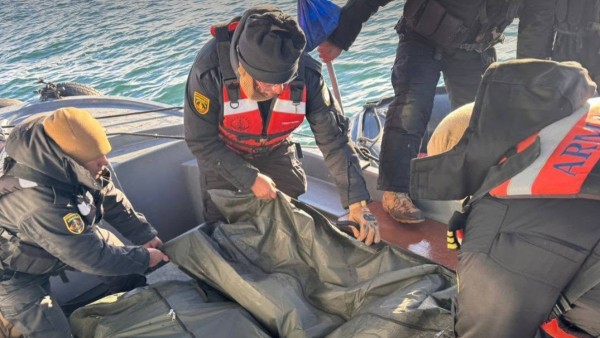 Rescate de los cuerpos por parte de efectivos de la Armada Boliviana. Foto: Armada Boliviana