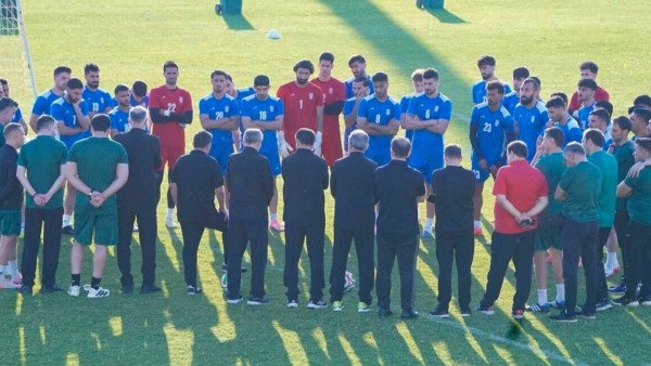 Selección de Irán y su equipo técnico.