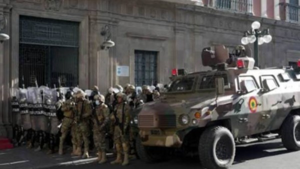 Un grupo de militares cercó plaza Murillo el 26 de junio de 2024. Foto: Internet