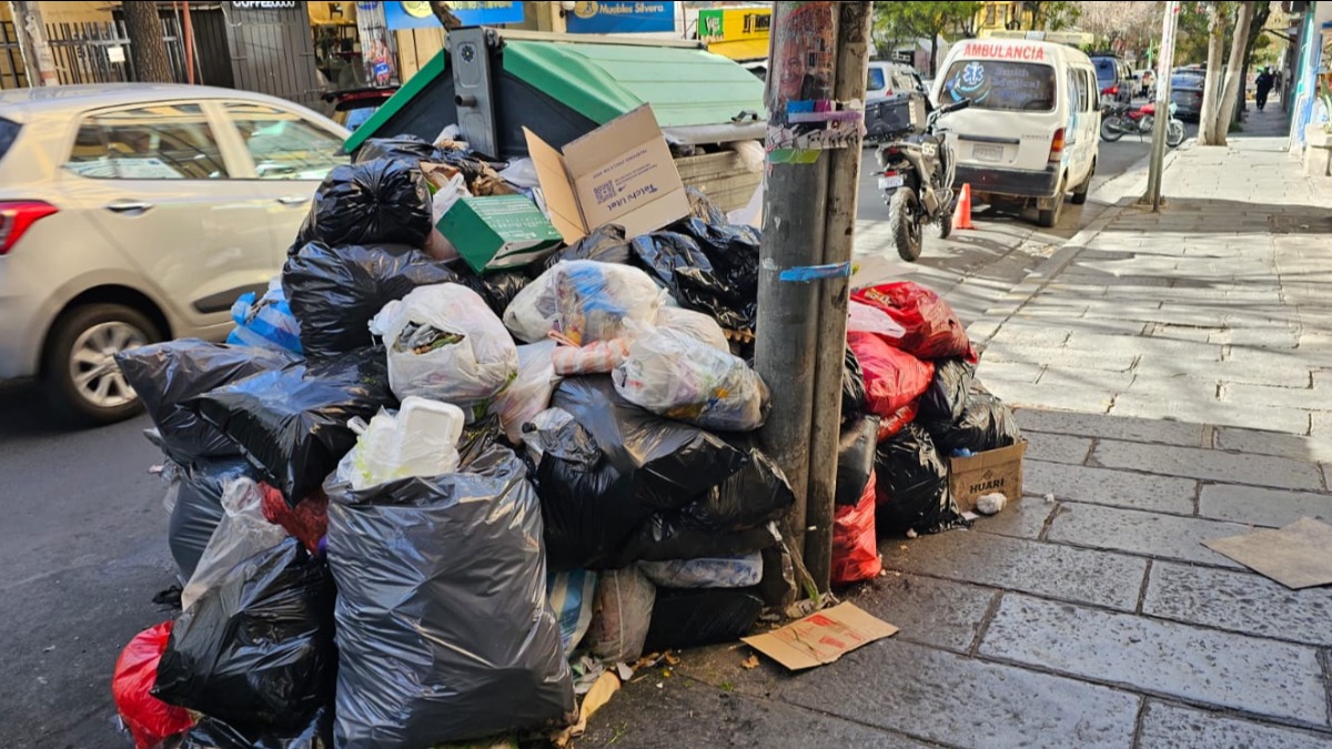 Basura acumulada en distintos puntos de la ciudad. Foto: ANF