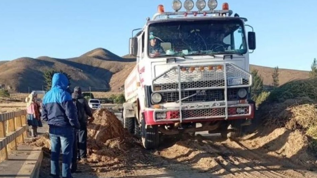 Bloqueo en una de las carreteras de Oruro. Foto: ABC