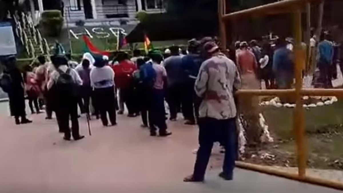 Campesinos en la toma del campo petrolero. Foto. captura