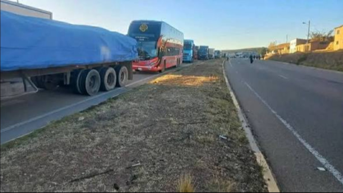 Decenas de camiones con mercadería retenidos en la carretera La Paz - Oruro. Foto: Internet