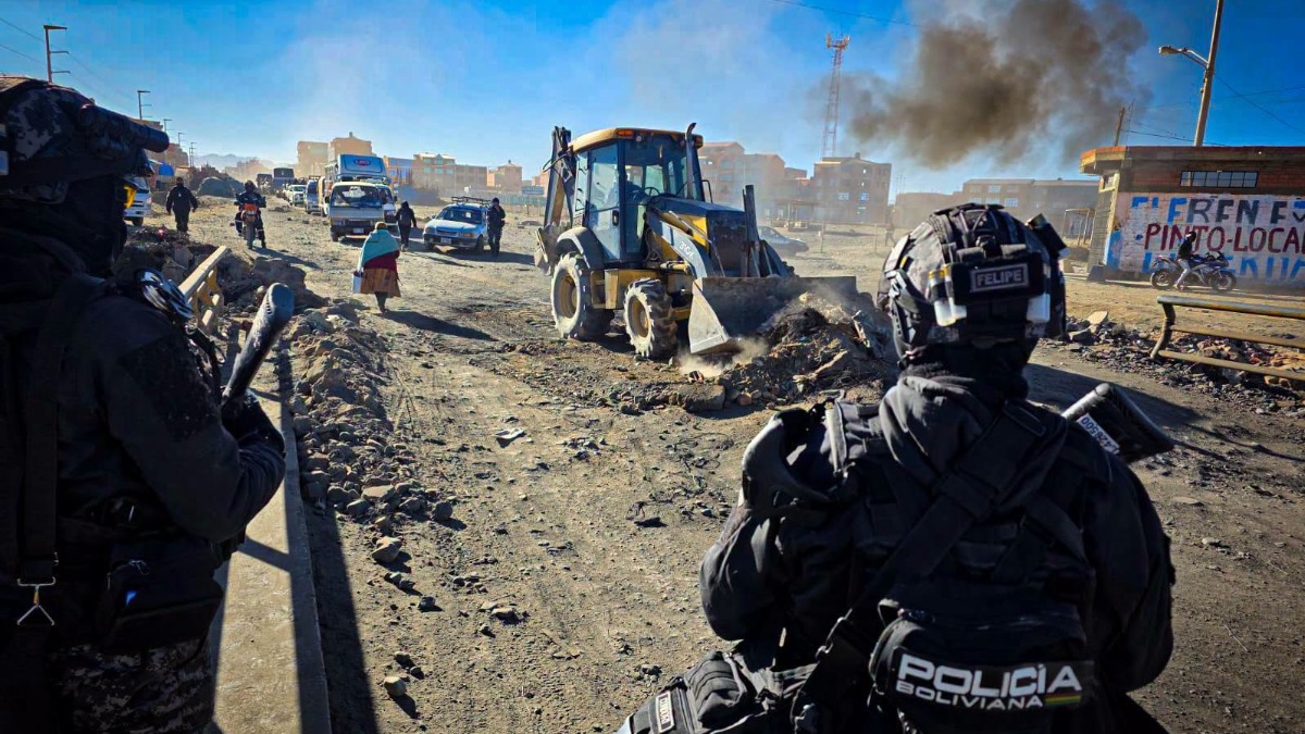 Desbloqueo de carreteras por la declaratoria de Estado de Excepción. Foto: Policía Boliviana