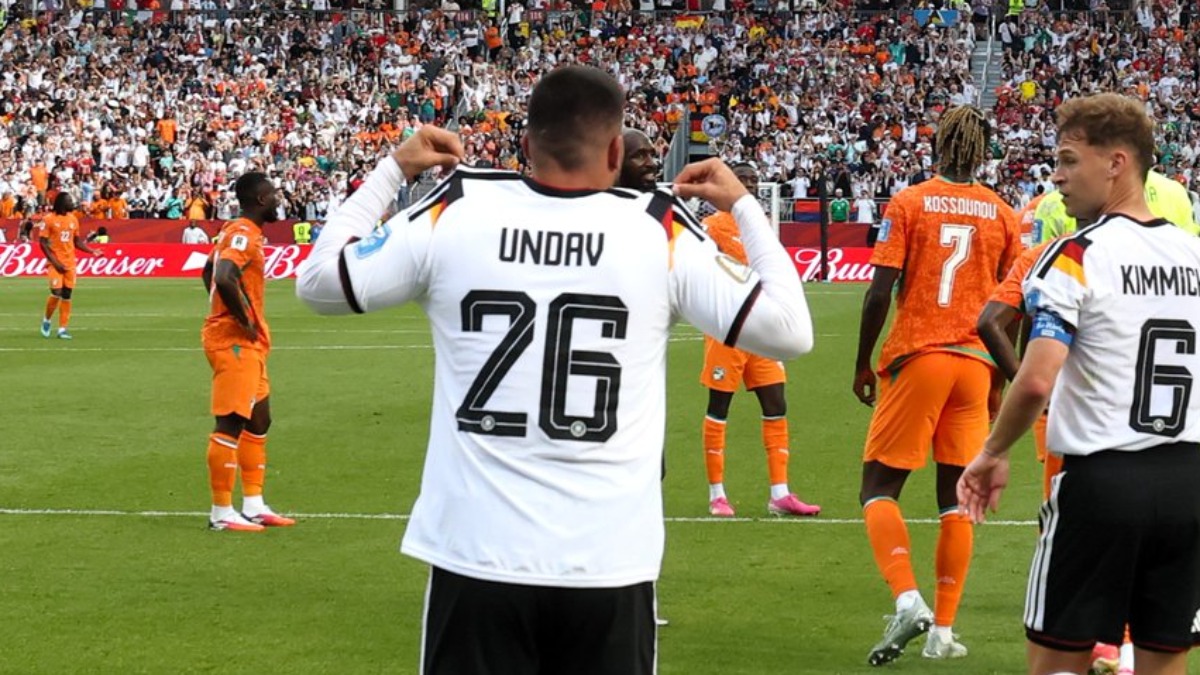 El alemán Deniz Undav muestra su camiseta para celebrar su gol.  Foto: FIFA
