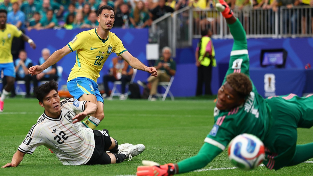 El brasileño Gabriel Martinelli vence al golero japonés Suzuki.   Foto: FIFA