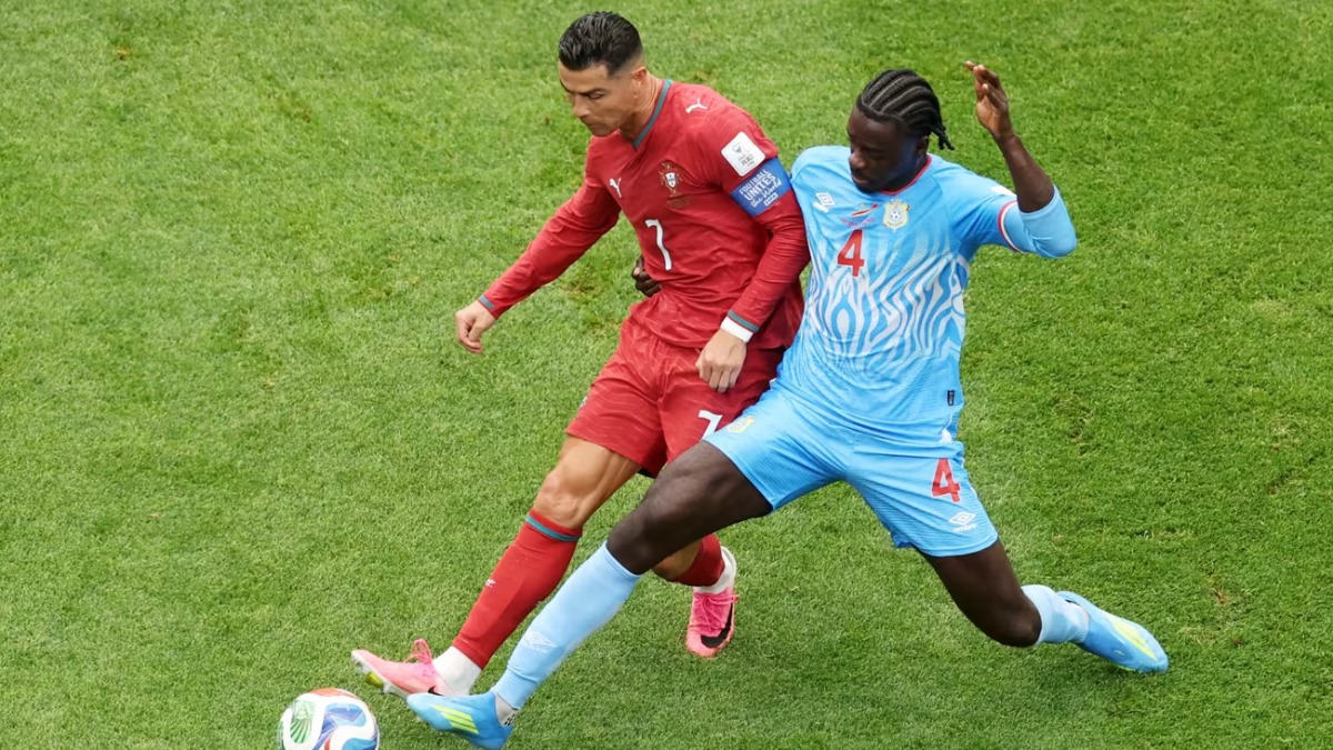 El delantero portugués Cristiano Ronaldo disputa un balón con un jugador rival.