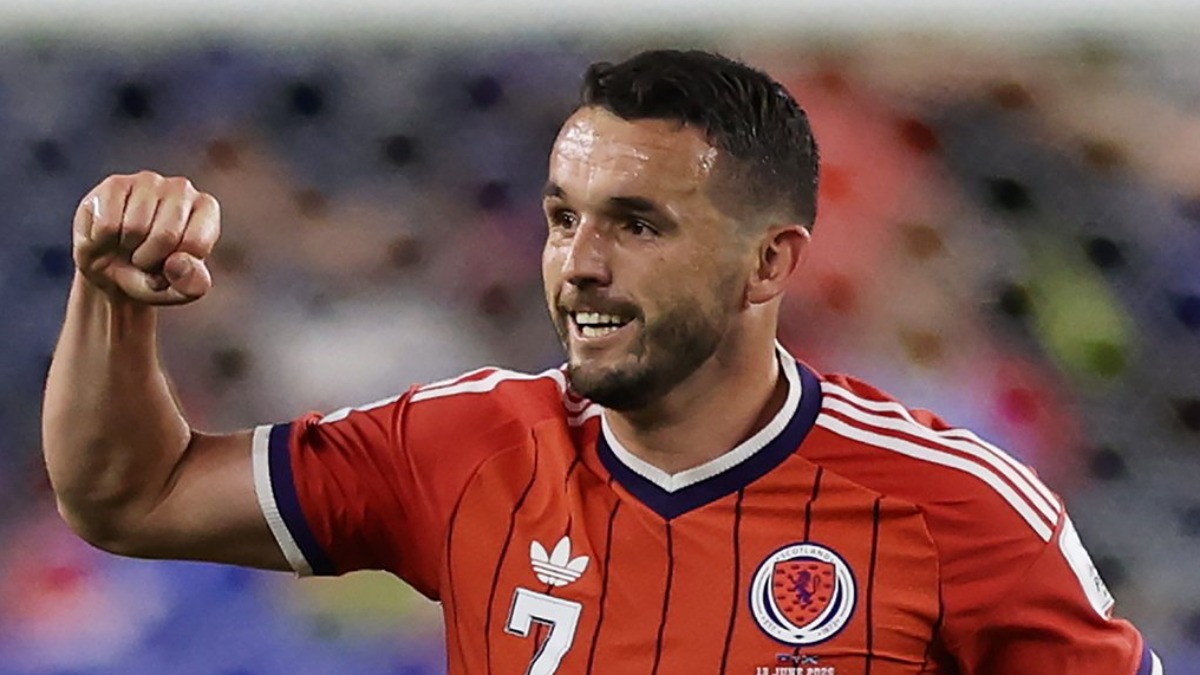 El escocés John McGinn celebra el gol para su selección.  Foto: FIFA