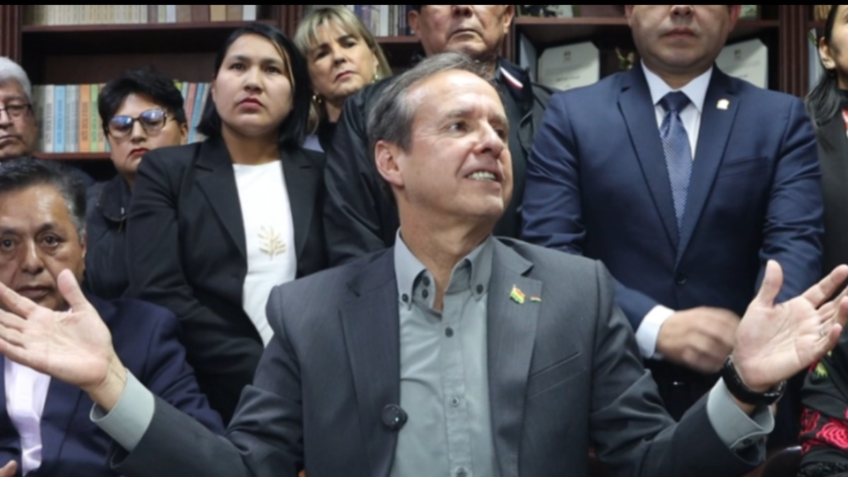 El expresidente Jorge Quiroga en rueda de prensa.
