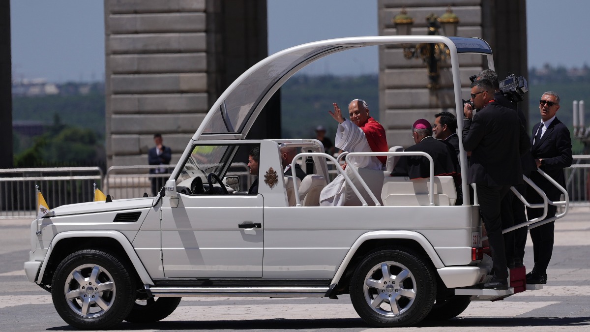 El Papa León XIV saluda desde el papamóvil tras su ceremonia de bienvenida en el Palacio Real, a 6 de junio de 2026, en Madrid (España).  Foto: Europa Press