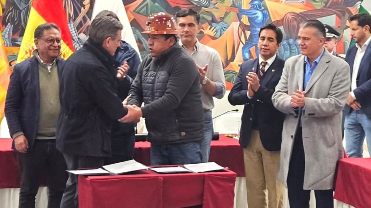 El presidente Rodrigo Paz y el líder de la COB, Mario Argollo.
