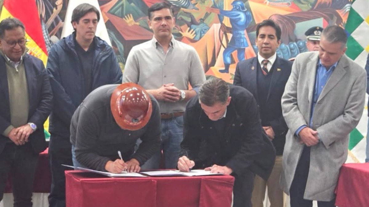 El secretario ejecutivo de la COB, Mario Argollo, y el presidente Rodrigo Paz firman el acuerdo.