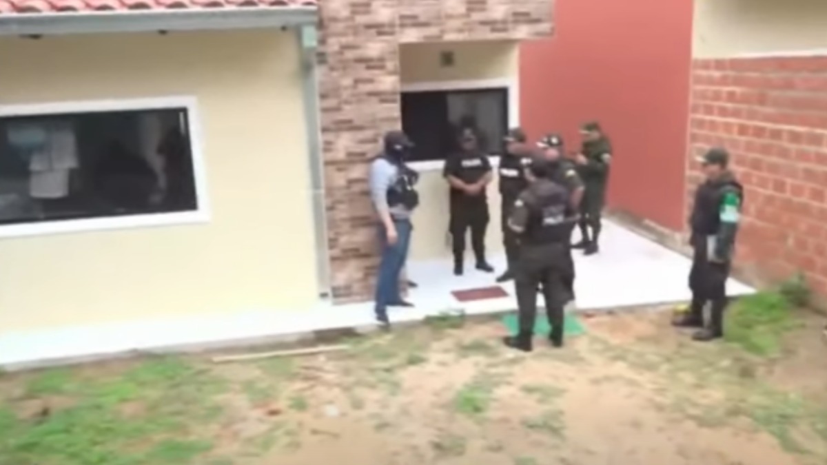 En el inmueble fueron encontrados 34 paquetes que se presume es cocaína. Foto: Captura de video