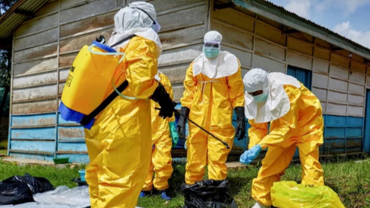 Equipo médico en un proceso de desinfección.