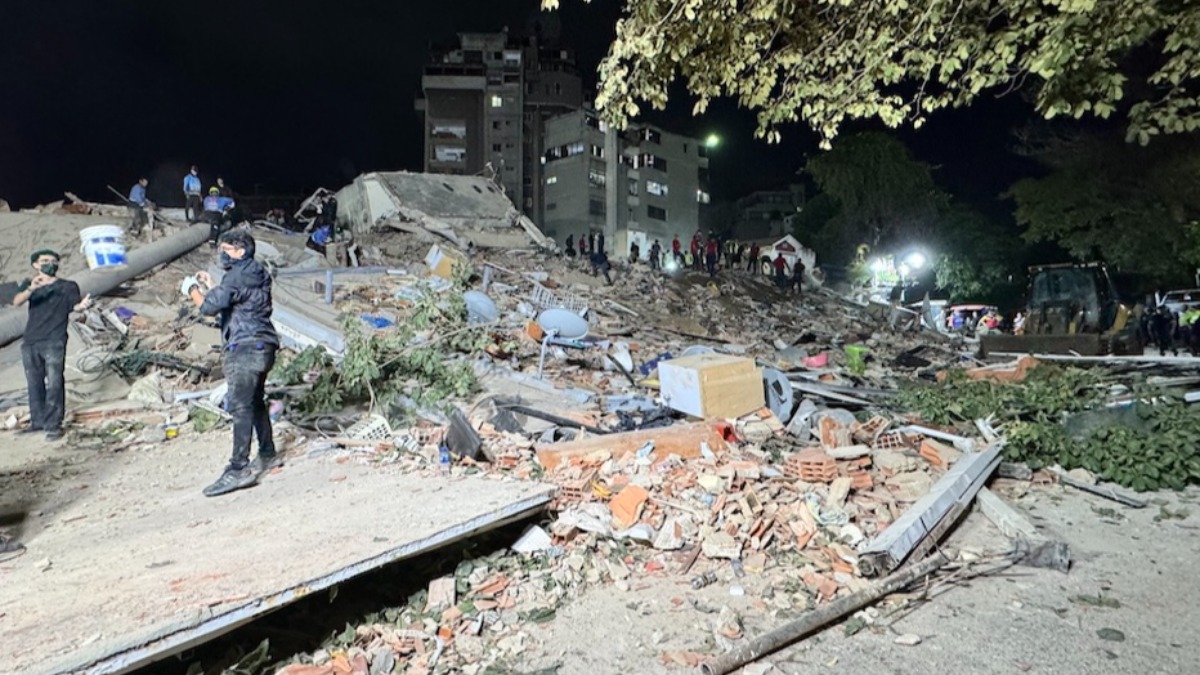 Equipos de rescate trabajan para buscar a sobrevivientes bajo los escombros de edificios en Venezuela.