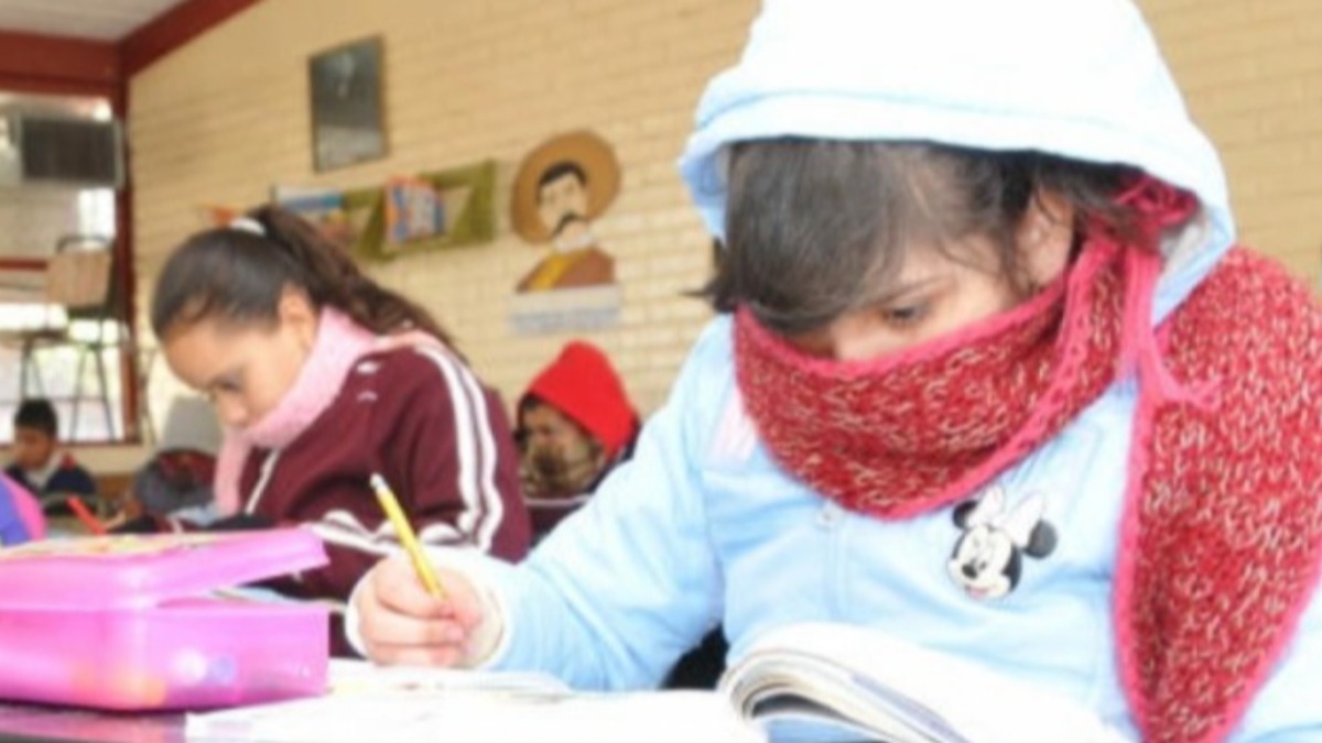 Estudiantes ingresarán 15 minutos más tarde y saldrán 15 minutos antes por el frío. Foto: RRSS