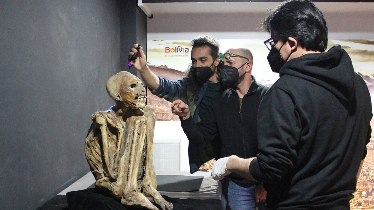 Expertos analizan una de las momias del Museo de Arqueología de La Paz. Imagen: Ministerio de Turismo y Culturas