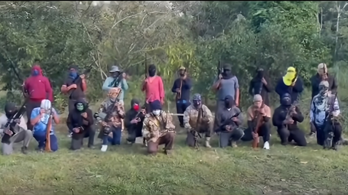 Grupo armado amenaza a policías y militares en Santa Cruz. Foto: Captura de video