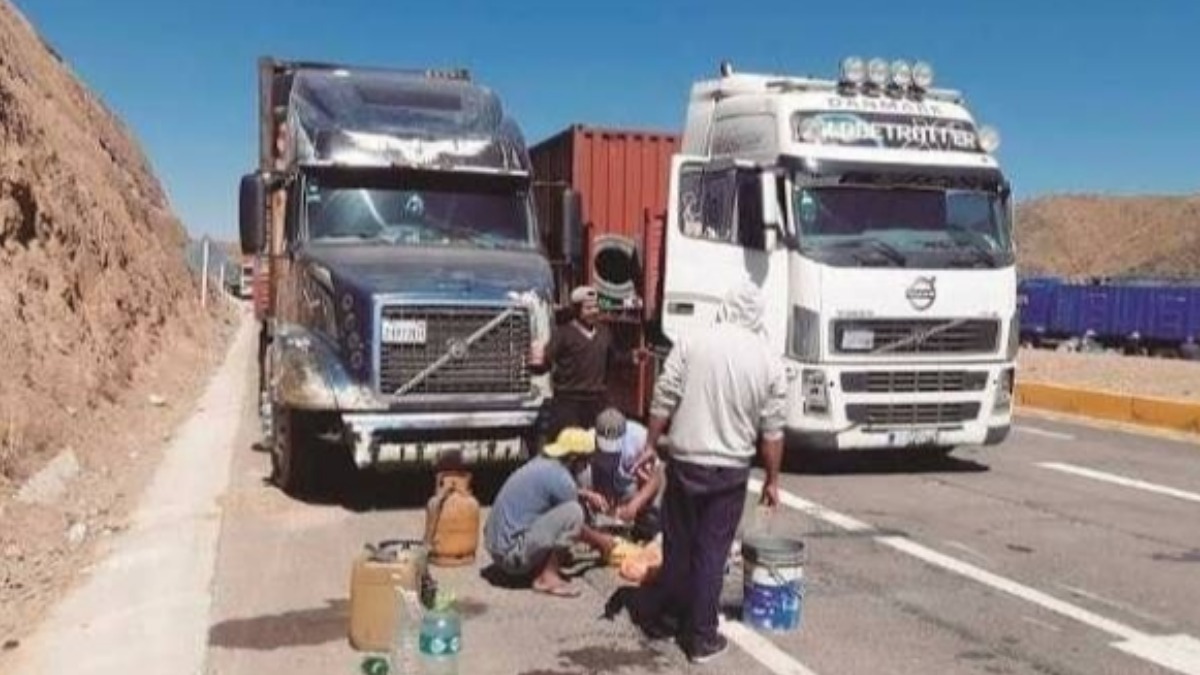 Imagen referencial de choferes alimentándose en las carreteras bloqueadas. Foto: El Deber