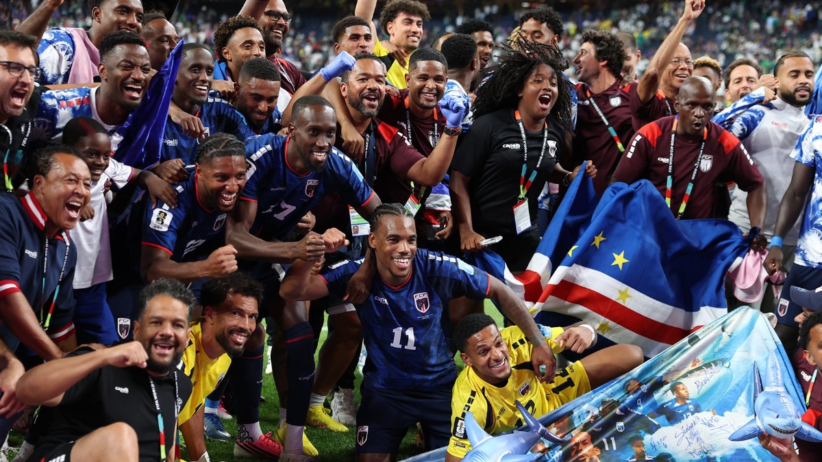 Jugadores de Cabo Verde celebran la clasificación a los dieciseisavos de final.  Foto: FIFA