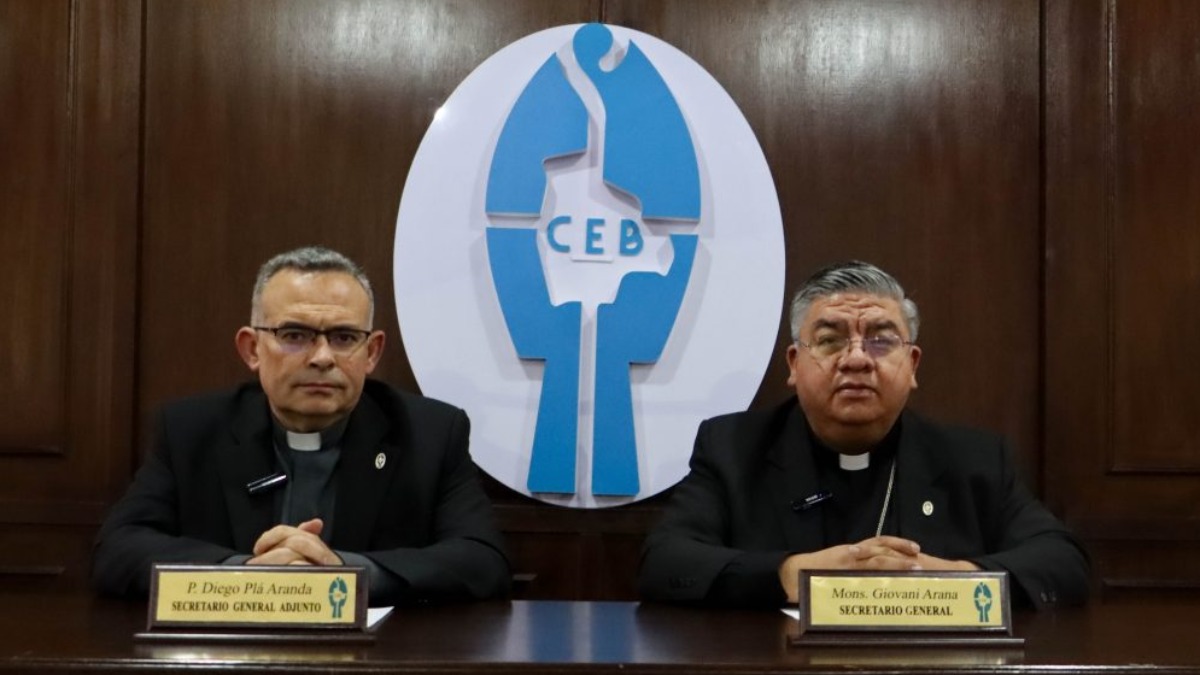 El secretario general adjunto de la  Conferencia Episcopal Bolviana (CEB), Diego Plá (i) y el  secretario general de la institución, Giovani Arana (d)
