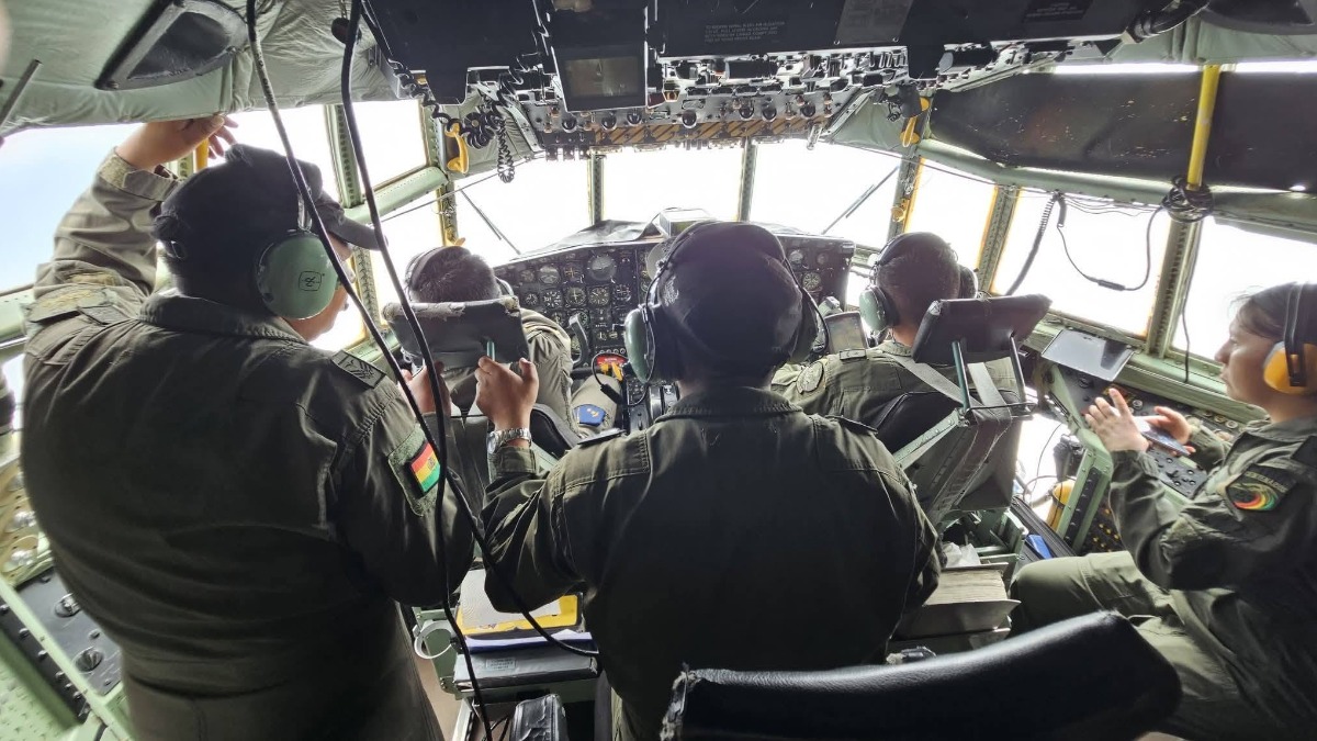 La tripulación del avión Hércules 130 que partirá hacia Venezuela con rescatistas y ayuda humanitaria