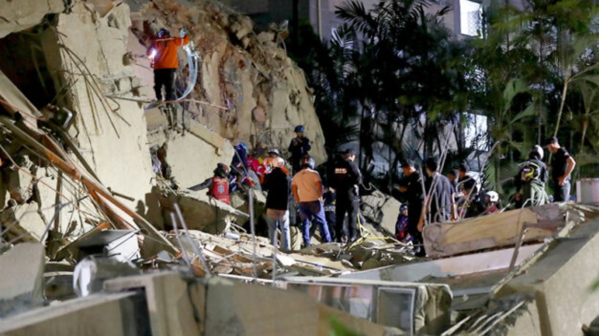 Labores de rescate en un edificio destruido tras los sismos en Venezuela.