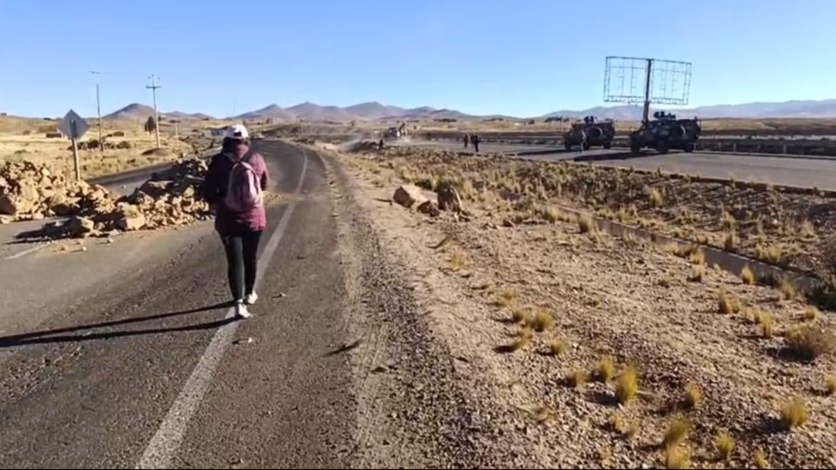 Levantan los escombros que dejaron los bloqueadores en la carretera La Paz - Oruro. Foto: Captura