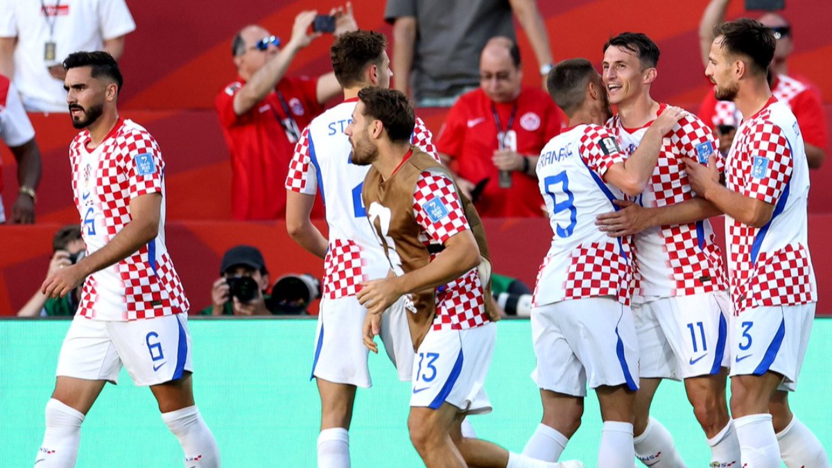 Los croatas festejan el gol de Ante Budimir.