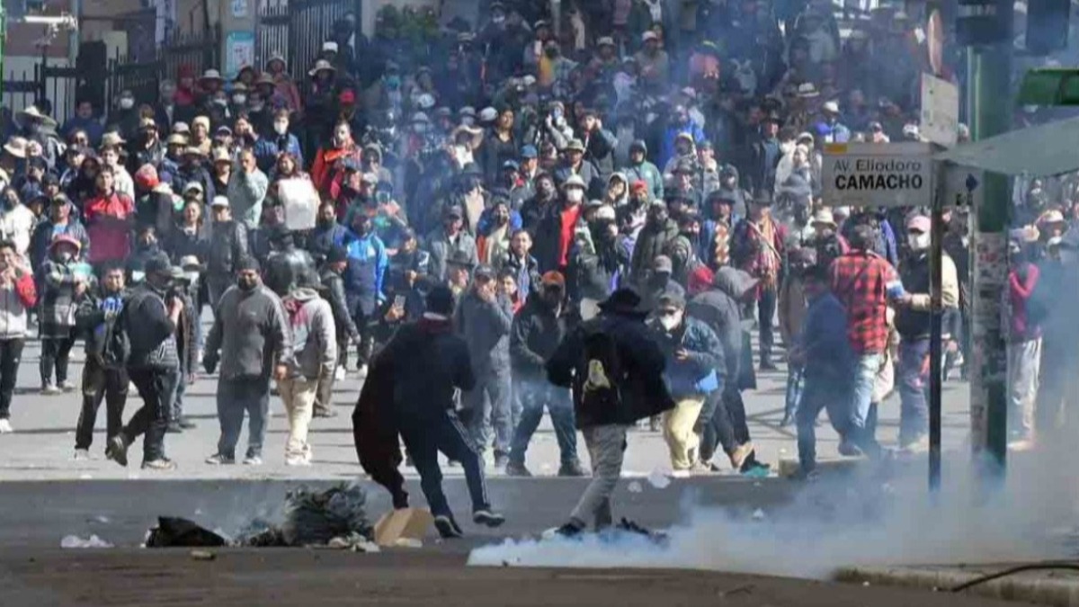 Los manifestantes se enfrentan a la policía. Foto: ANF mayo 2026