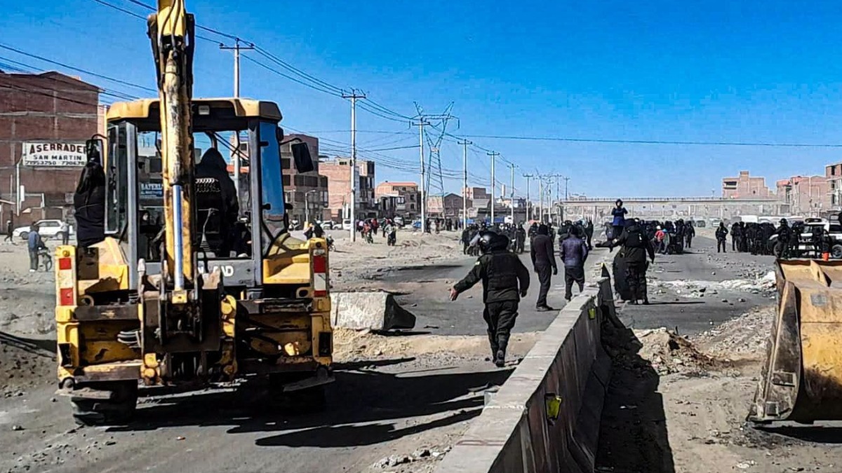 Maquinaria pesada recoge los escombros que dejaron los bloqueadores en Ventilla, El Alto. Foto: Cortesía.