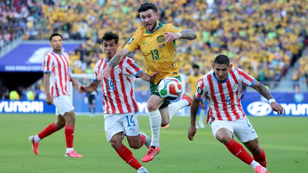 Paraguayos y australianos disputan el balón.  Foto: FIFA