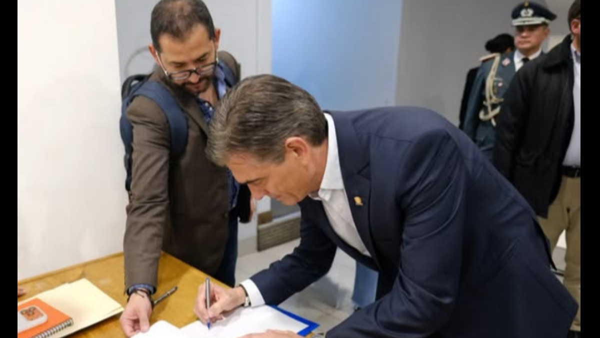 Paz firma el decreto de Estado de excepción. Foto: Oficina presidencial