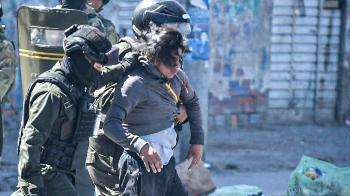 Policías detienen a un manifestante en mayo 2026. Foto: Policía Boliviana.