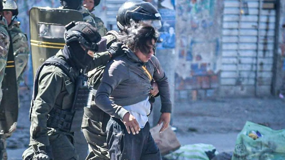 Policías detienen a un manifestante en mayo. Foto: Policía Boliviana