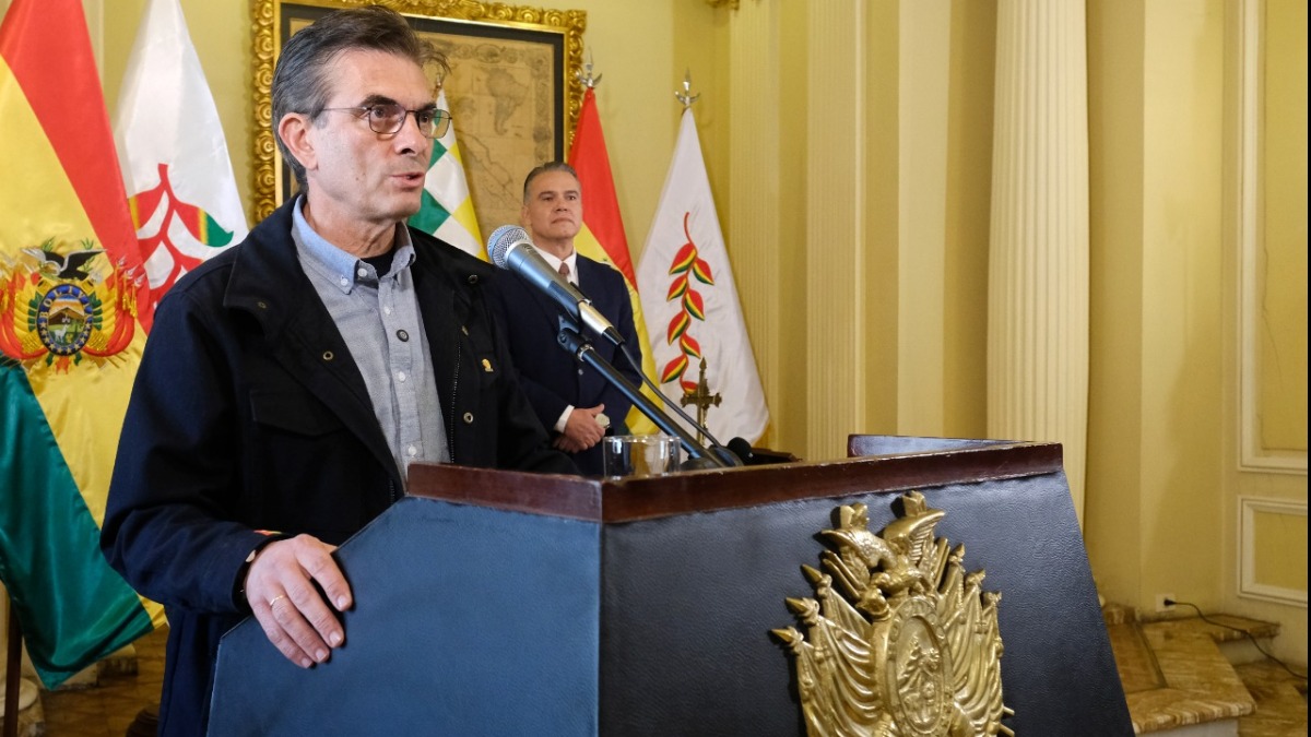 Rodrigo Paz en la posesión de Ernesto Justiniano como nuevo ministro de Defensa. Foto: Oficina del Presidente