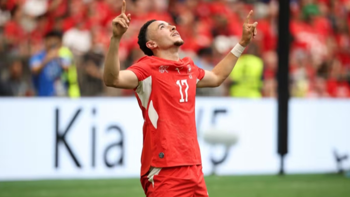 Ruben Vargas festeja uno de los goles de Suiza.   Foto: FIFA