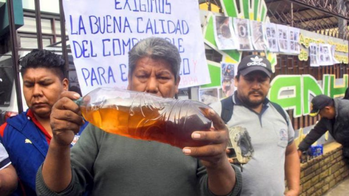 Transportistas muestran la gasolina contaminada que dañó sus motorizados. Foto: Los Tiempos
