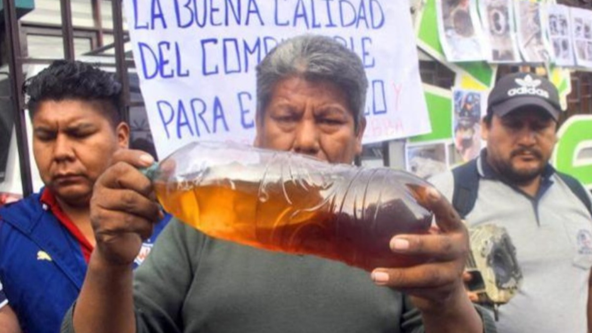 Transportistas muestran la gasolina contaminada que dañó sus motorizados. Foto: Los Tiempos