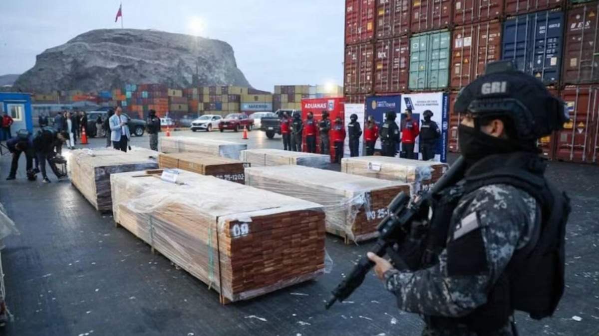 Un policía custodia la droga que estaba escondida en madera proveniente de Bolivia. Foto: Infobae