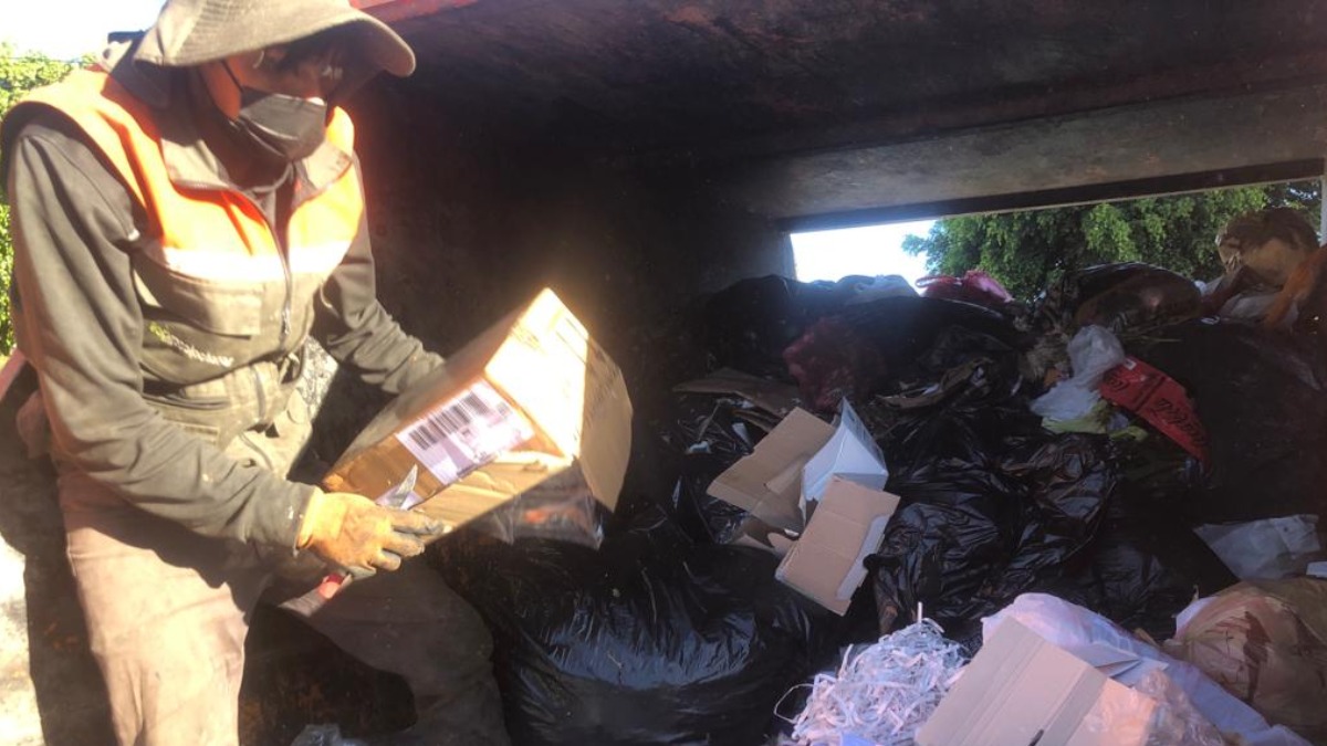 Una persona selecciona la basura en un Punto Naranja en Cochabamba. Foto: BV