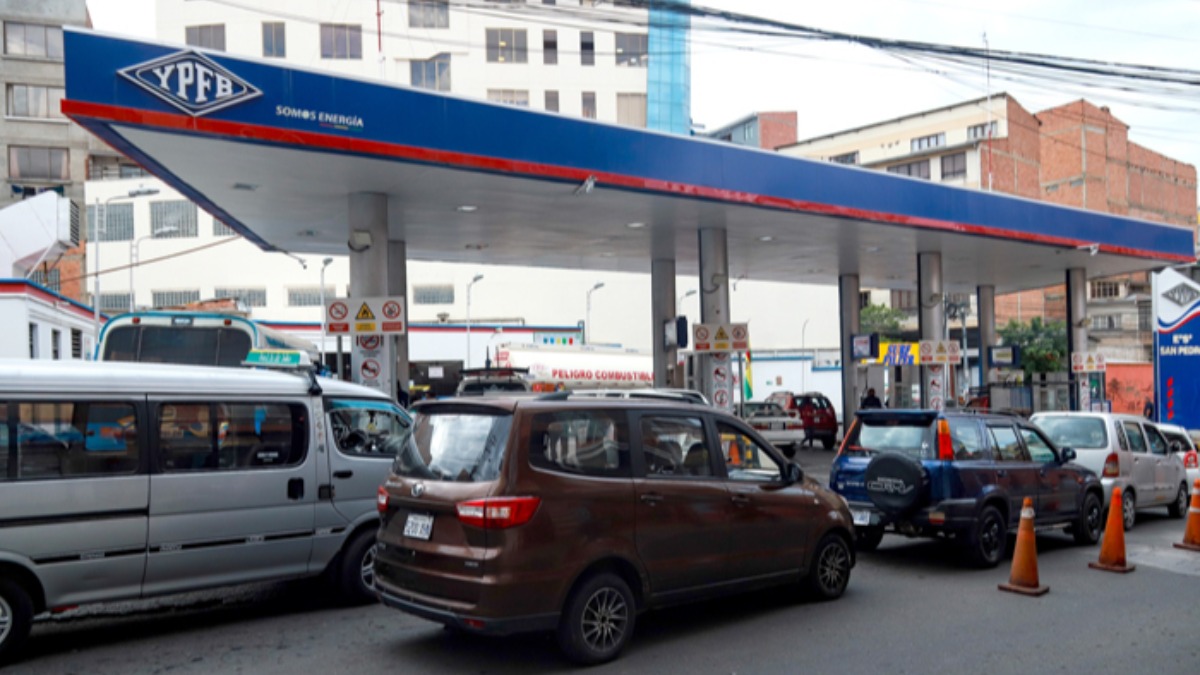 YPFB prevé que las colas por combustible en La Paz disminuyan a mediados de la próxima semana. Foto: RRSS