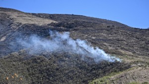 Autoridades mantienen operativos para evitar la reactivación de incendios en Tarija. Foto: Min. Defensa