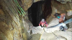 Bomberos en rescate de un cuerpo al interior de la mina. Foto: El Potosí