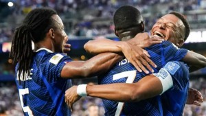 El delantero francés Kylian Mbappé celebra con sus compañeros de selección.   Foto: FIFA