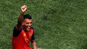 El jugador español Pedro Porro celebra su gol para la victoria de su seleccionado. Foto: FIFA